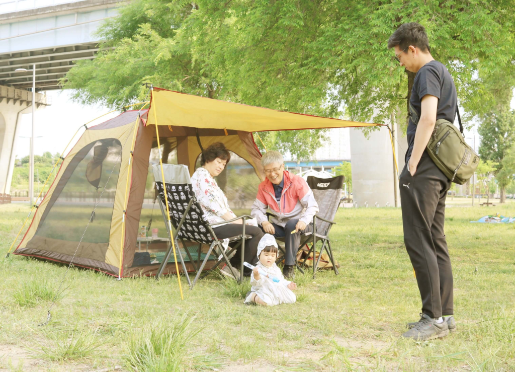 A family spending time together at Hangang Park in Seoul