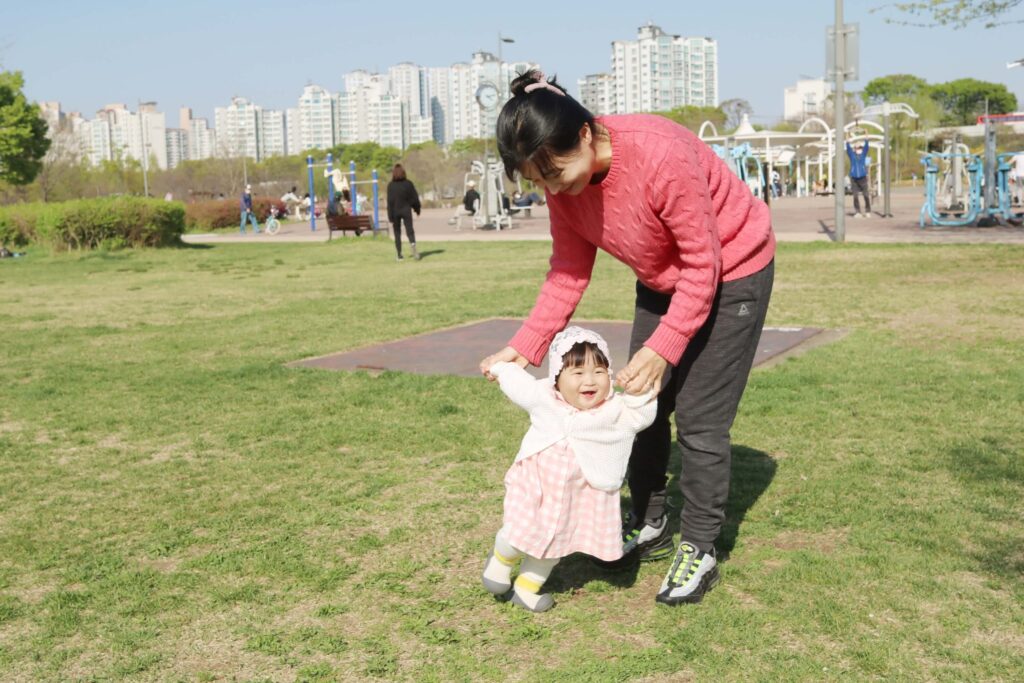 mom and daughter spending time together at Hangang park