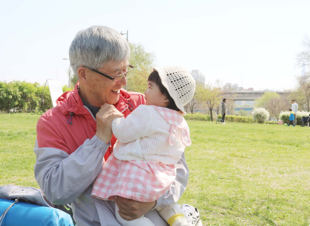 A quiet moment between a grandfather and granddaughter at Hangang Park