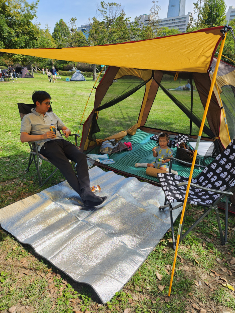 A family picnic with children at the Han River park