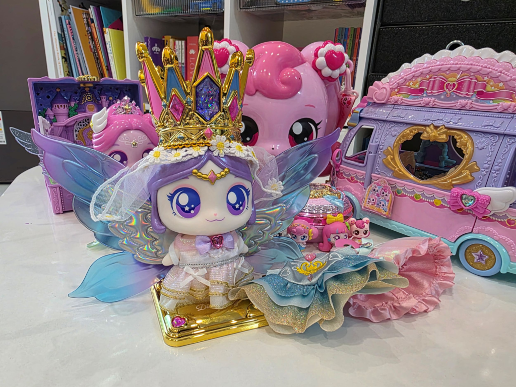 Kids playing with Teenieping figures