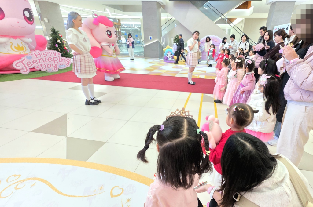 Child meeting Teenieping mascot