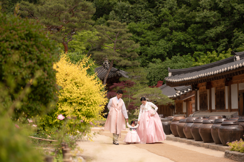 Family photo during a Doljanchi at Nak Seon Jae