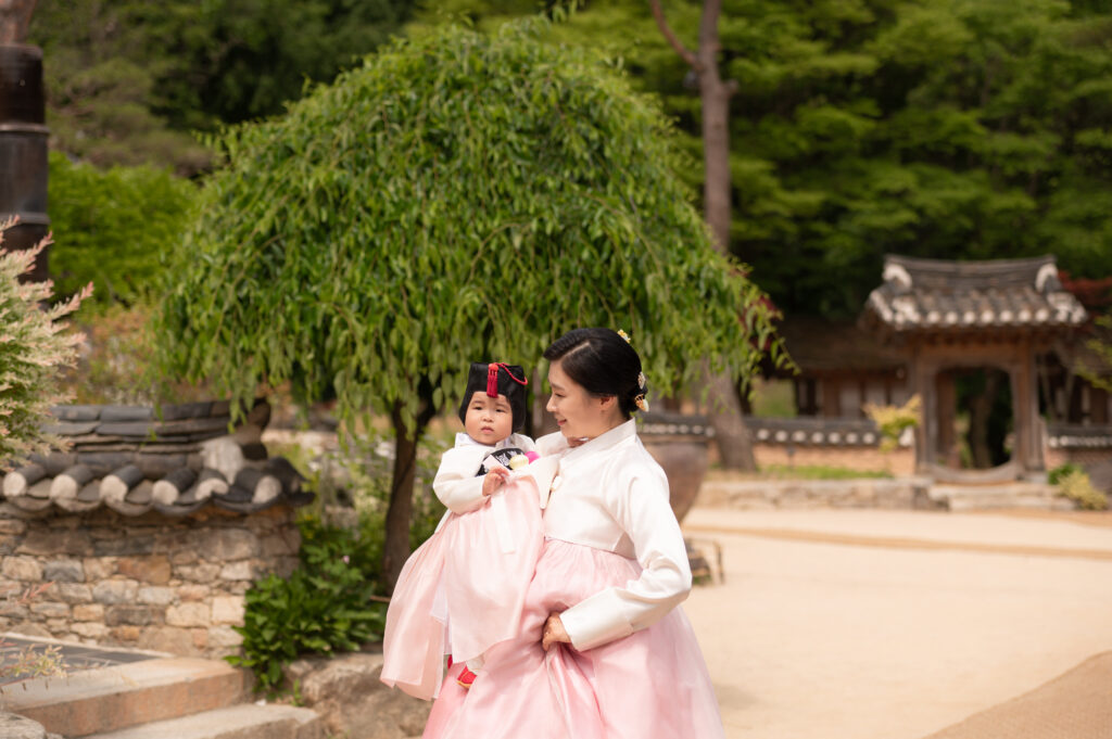 mom and baby during a Doljanchi at Nak Seon Jae