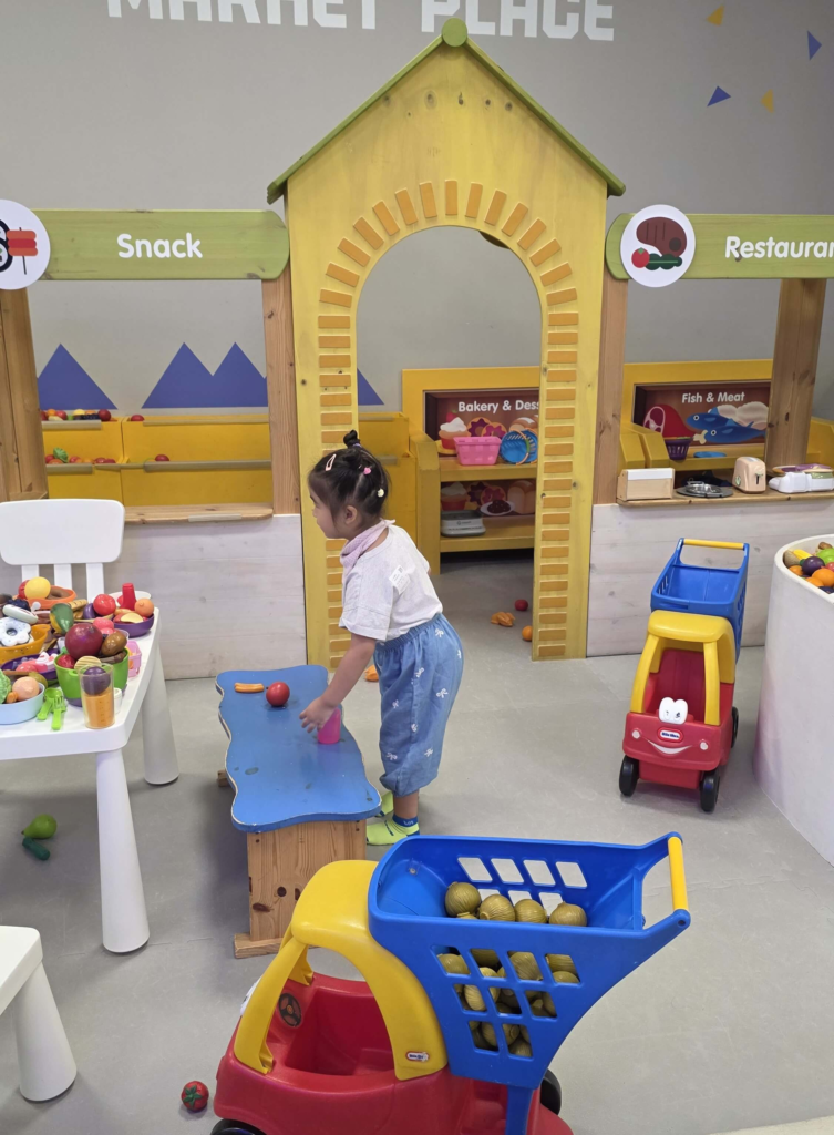 Large indoor playground with slides at a Korean kids cafe