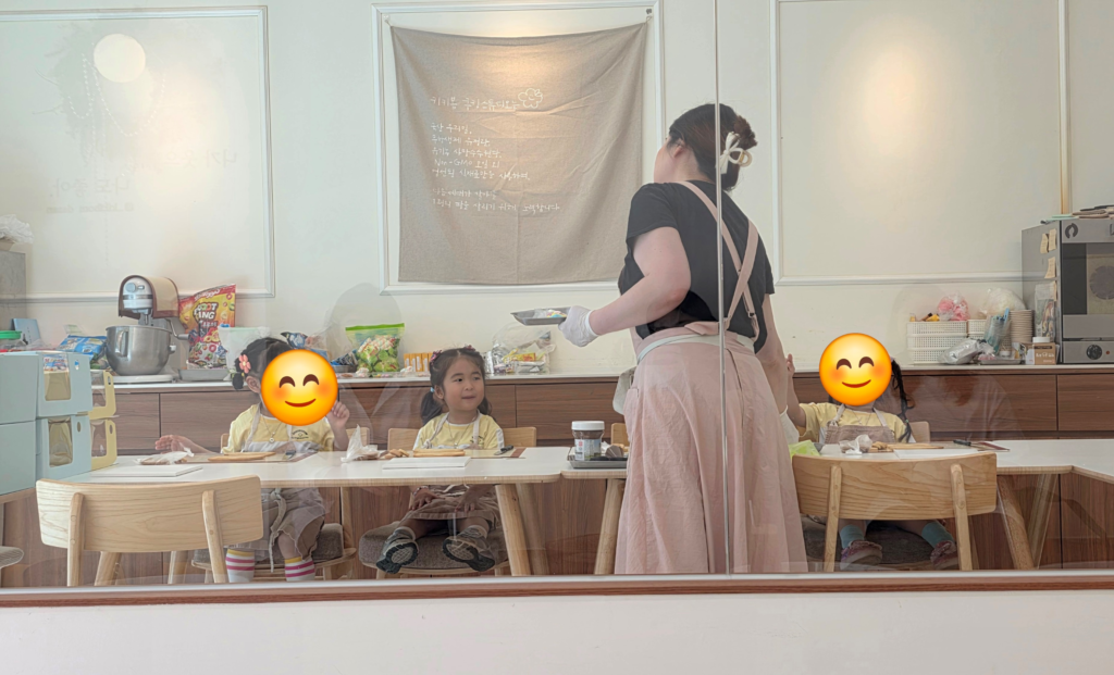 children with cooking class teacher