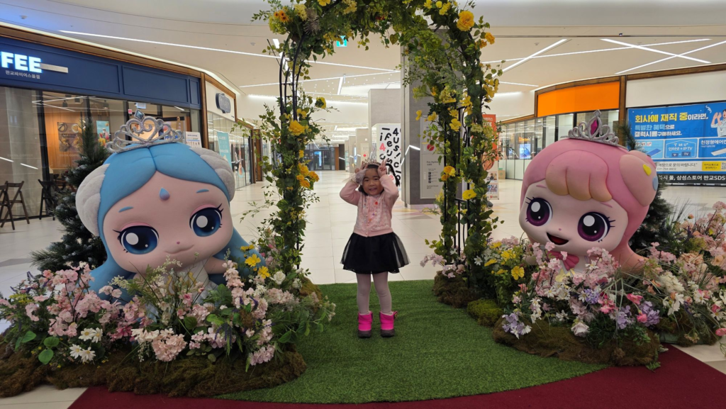 Teenieping character statues inside Teenieping World Korea