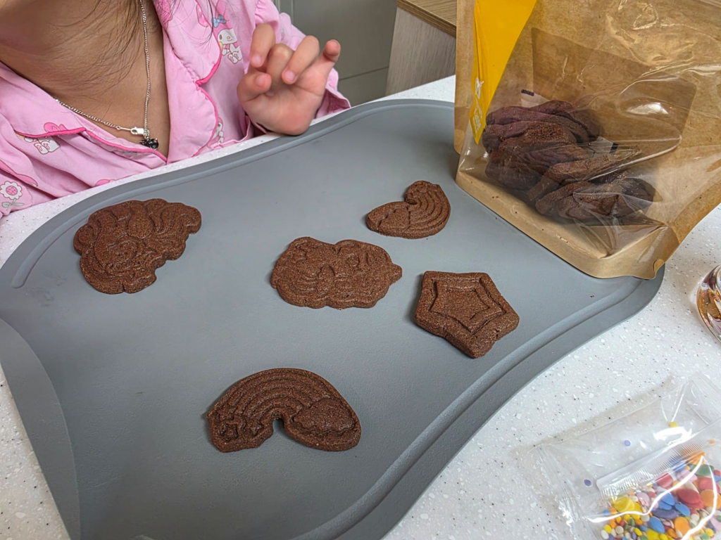 plain cookies ready for decorating activity