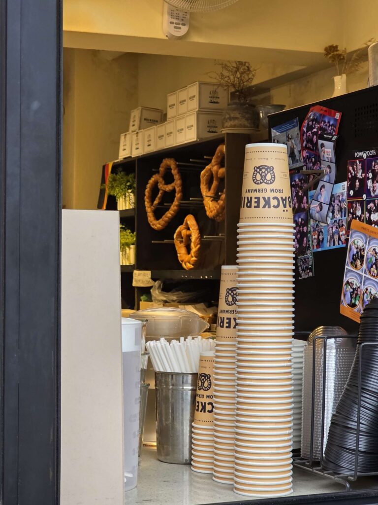 Seongsu cafe street view with Beckerin bakery