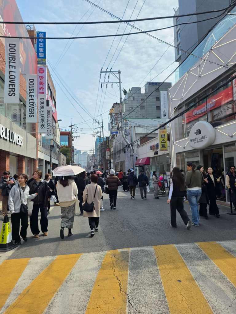 Crowded street scene in Seongsu Seoul with many people walking through the trendy neighborhood