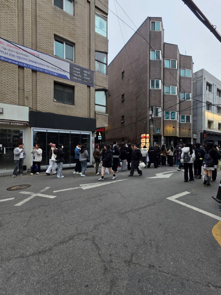 Long waiting line outside Maman Gelato in Seongsu Seoul