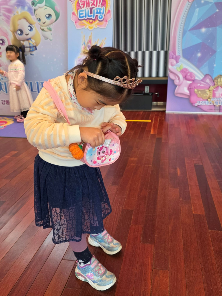 Child wearing a Teenieping bag at the musical venue