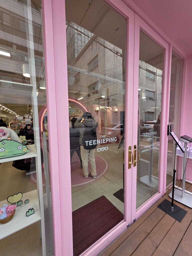 Pink entrance of Teenieping Seongsu