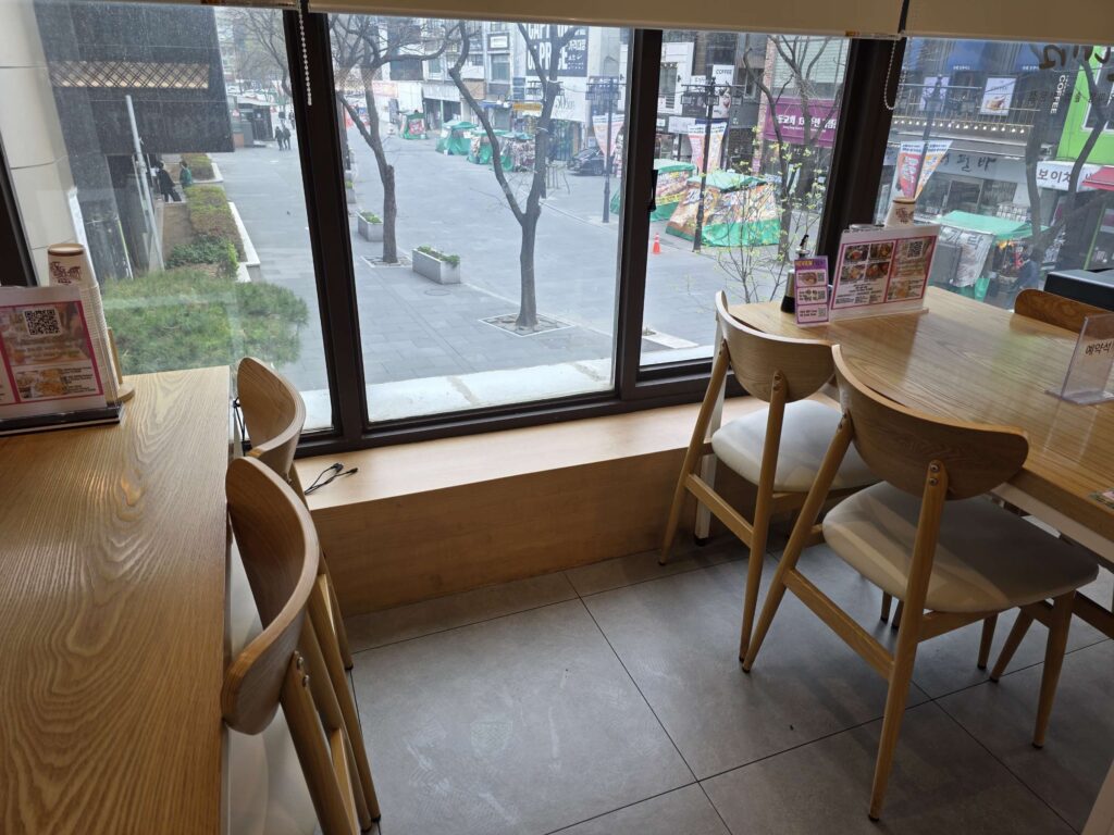 warm and clean interior design of Korean pot rice restaurant