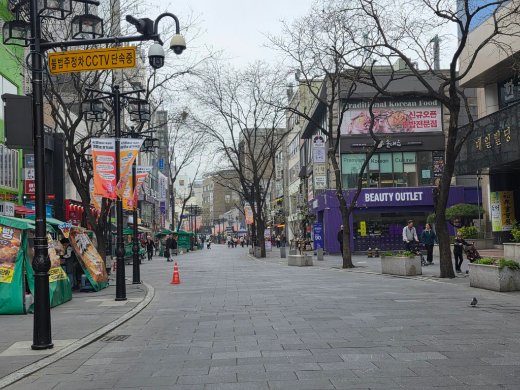 quiet morning in Insadong street Seoul