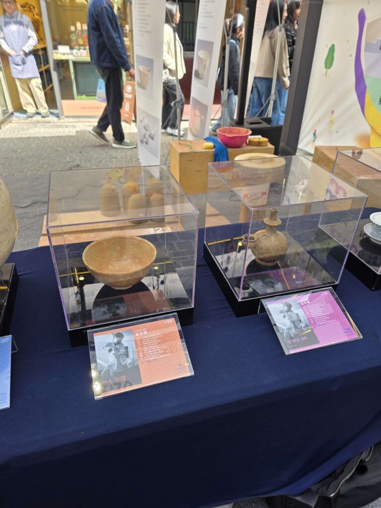 Korean pottery festival promotion in Insadong